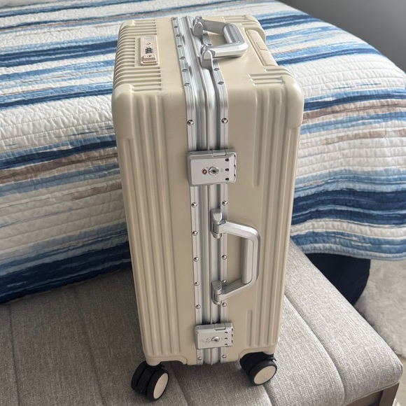 Noble Carry on Luggage - Picture 2 of 9